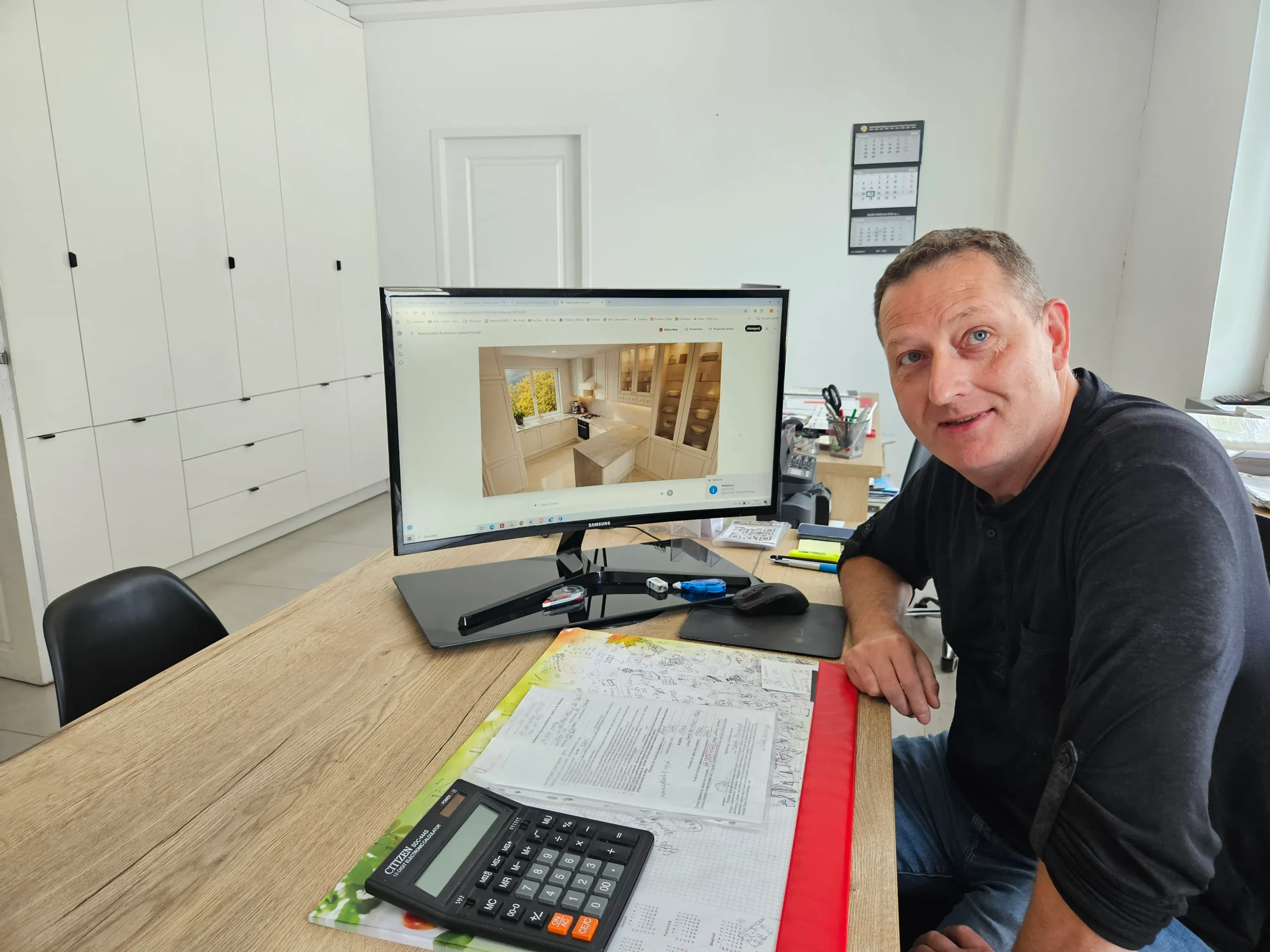 Piotr przygotowuje projekt 3D kuchni w salonie SOFIX — Zielona Góra